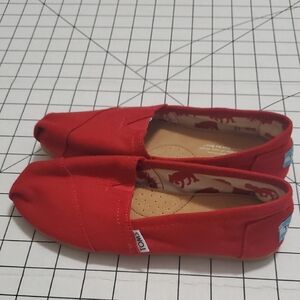 NWOT TOMS Kids Vibrant Red Moccasins